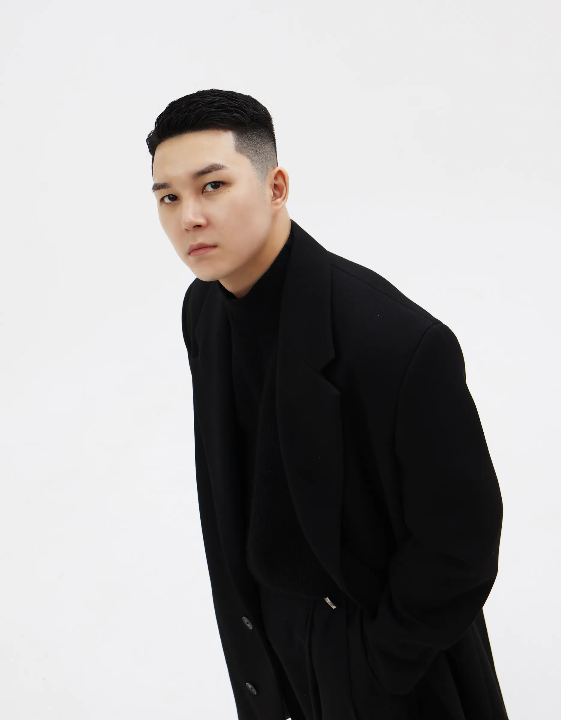 흰 배경에서 검정 코트를 걸치고 카메라를 응시하는 출두 SMP 대표원장 반신 프로필